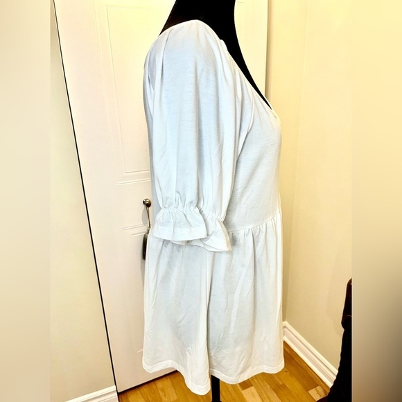 Romantic V-neck white tee w/empire peplum, puff elastic sleeves w/flair trim 🤍 - Picture 7 of 9